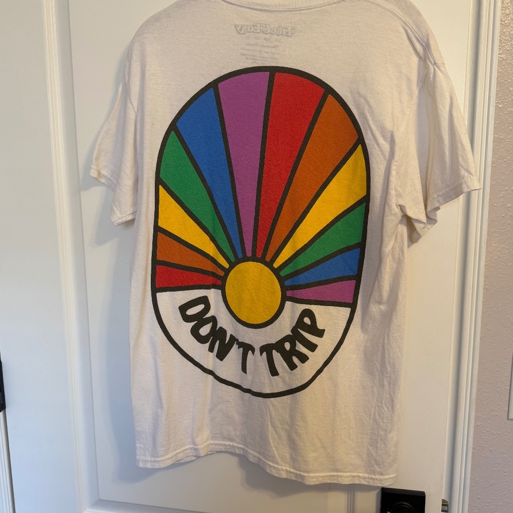 Free & Easy “Don’t Trip” Rainbow Graphic Tee – Size M
